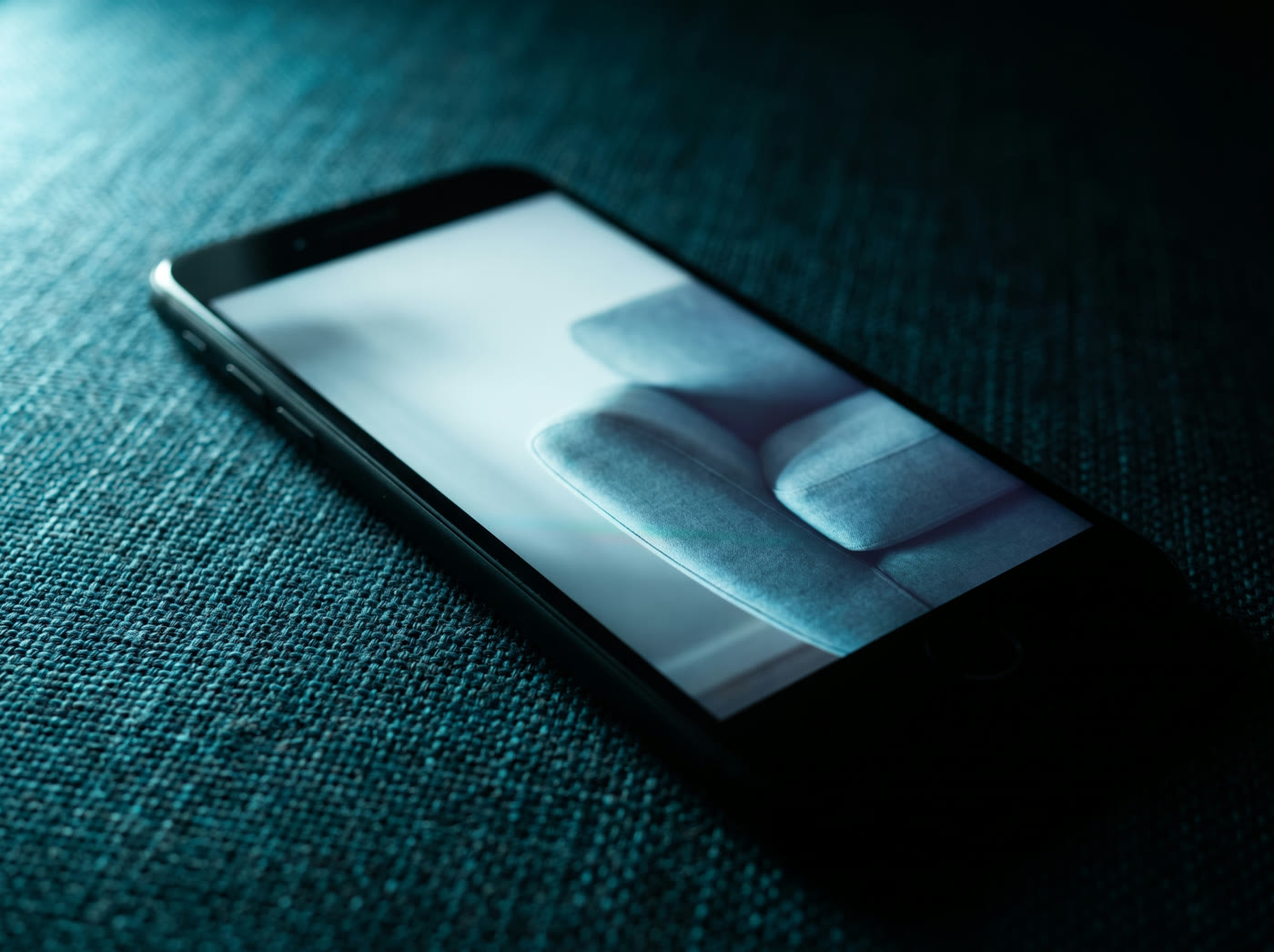 Telefono con la foto di un divano pronta da inviare